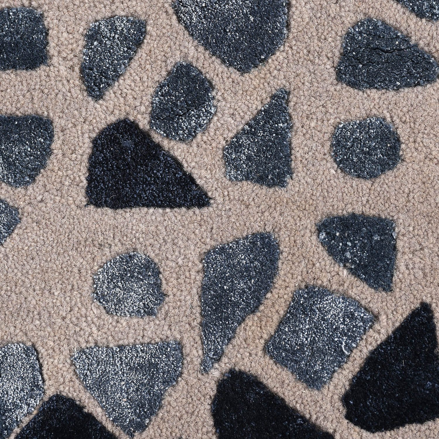 Grey geometrical mosaic rug - Image 3